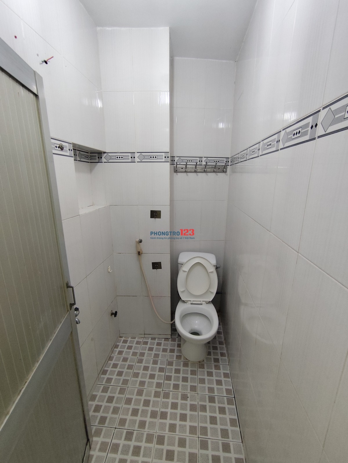 Phòng 3,5tr, chỉ cho nữ SVien , Văn phòng. Tối đa 2ng 2xe. Lối đi riêng