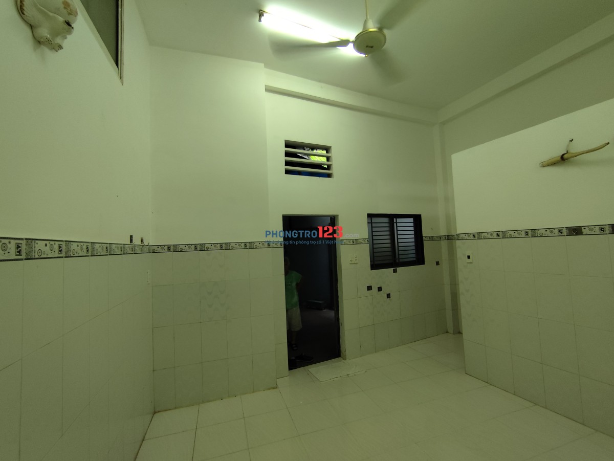 Phòng 3,5tr, chỉ cho nữ SVien , Văn phòng. Tối đa 2ng 2xe. Lối đi riêng