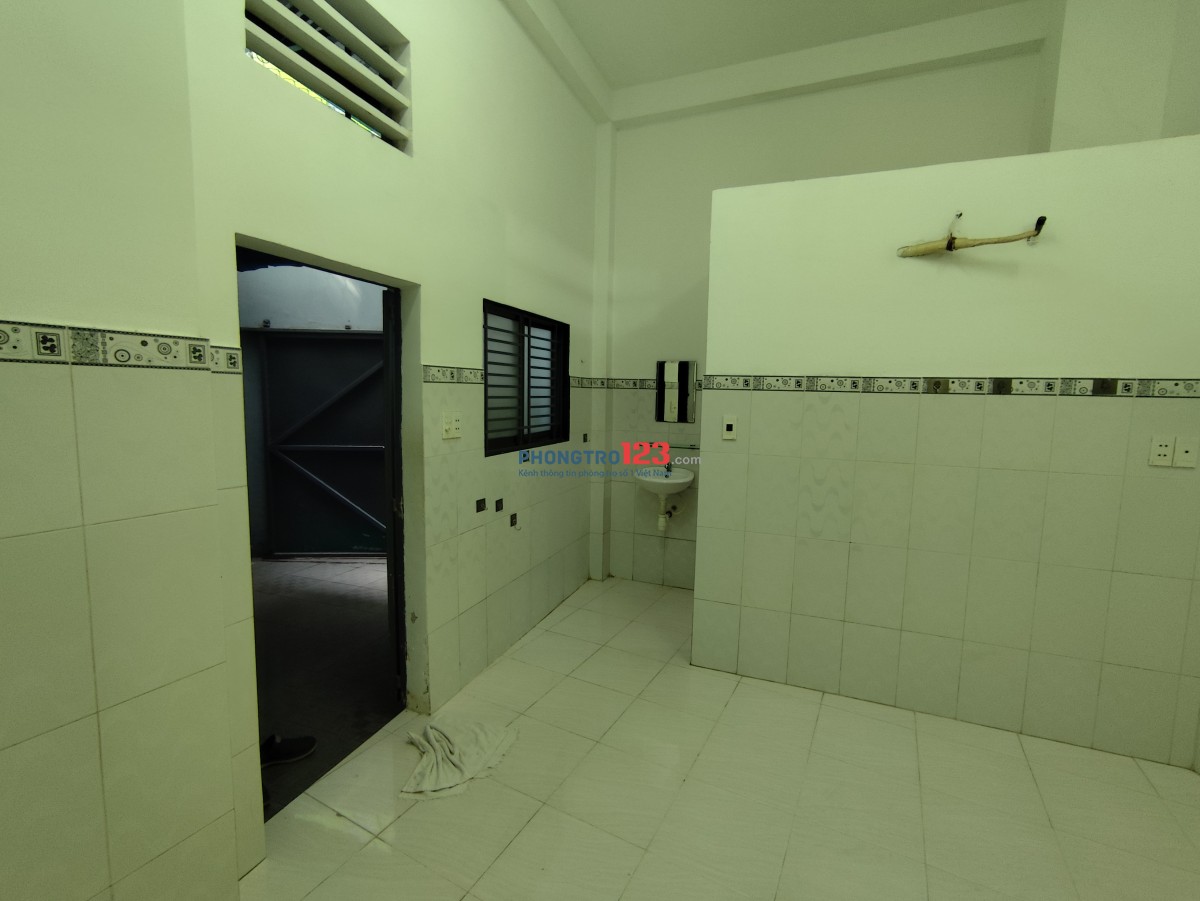 Phòng 3,5tr, chỉ cho nữ SVien , Văn phòng. Tối đa 2ng 2xe. Lối đi riêng