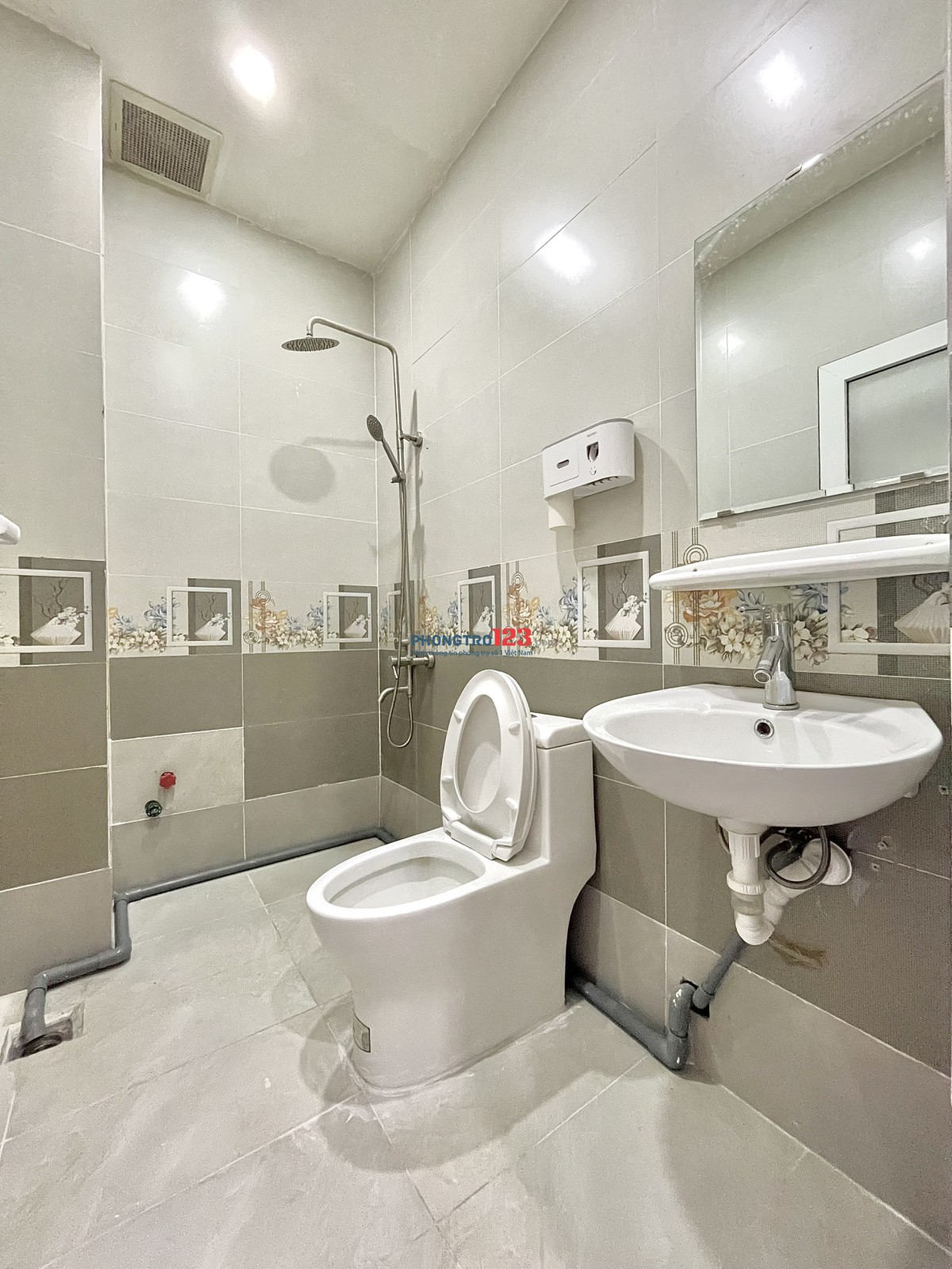 CHO THUÊ PHÒNG BAN CÔNG-RỘNG 40M2 Ở 3, 4 NGƯỜI VÔ TƯ, BÌNH THẠNH, GẦN VĂN LANG