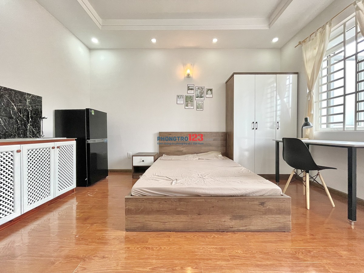CHO THUÊ PHÒNG BAN CÔNG-RỘNG 40M2 Ở 3, 4 NGƯỜI VÔ TƯ, BÌNH THẠNH, GẦN VĂN LANG