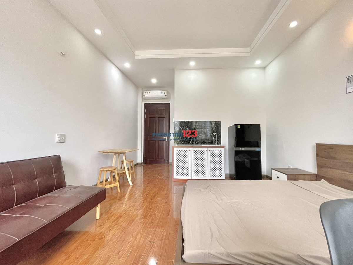 CHO THUÊ PHÒNG BAN CÔNG-RỘNG 40M2 Ở 3, 4 NGƯỜI VÔ TƯ, BÌNH THẠNH, GẦN VĂN LANG