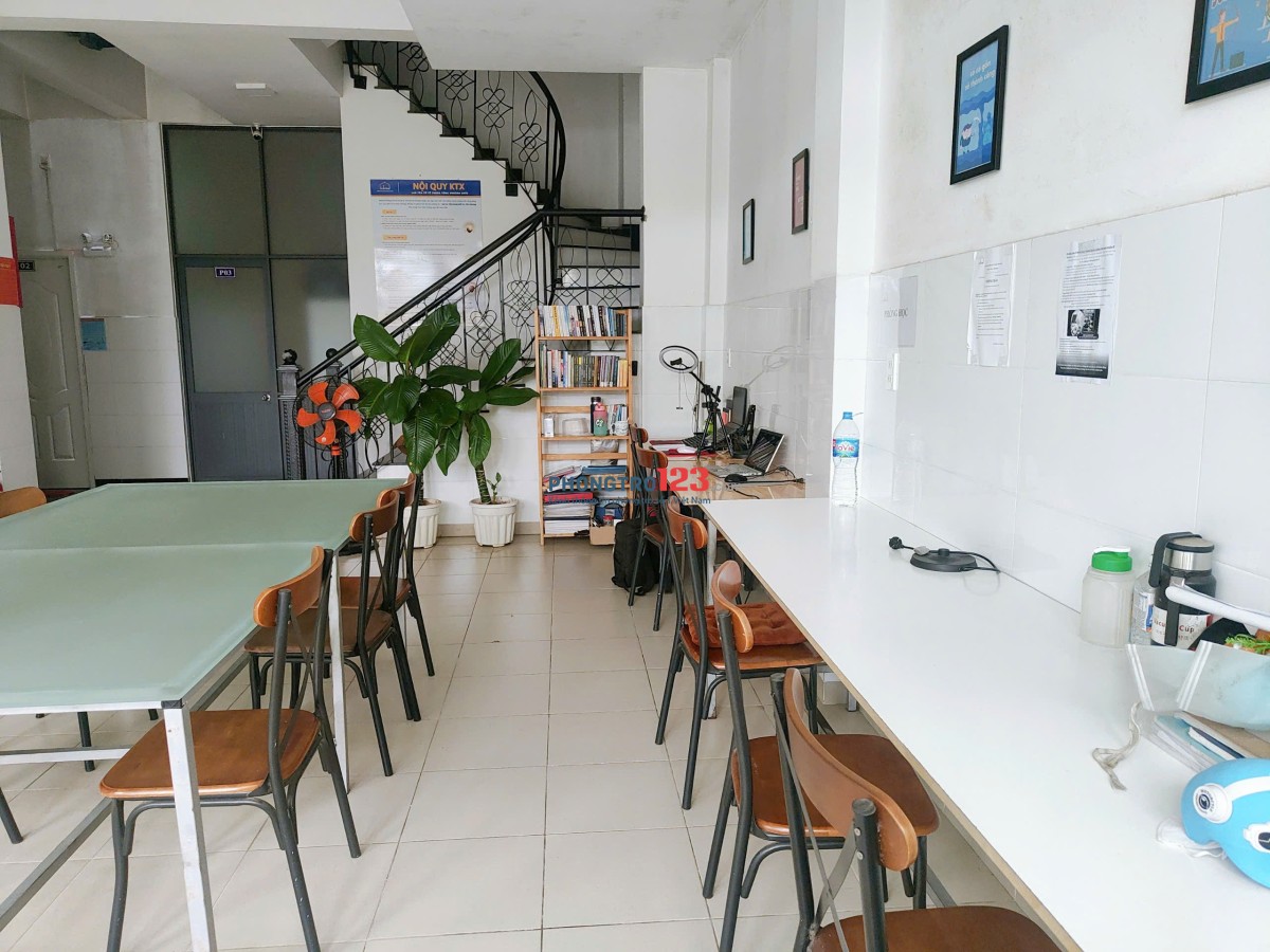 Ký túc xá cao cấp ngay ĐH tài chính marketing