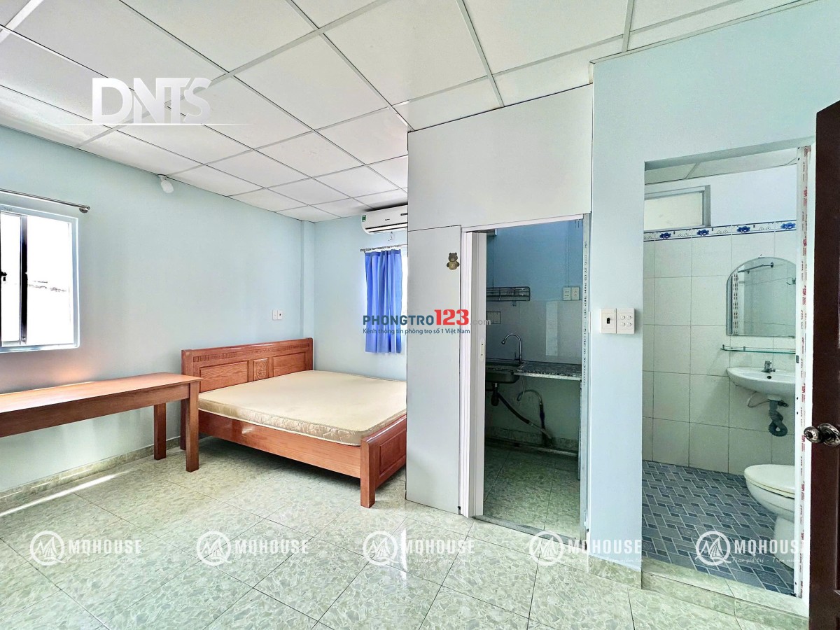 Phòng 35m2 tách bếp gần Hàng Xanh, Bình Thạnh, có thang máy, hầm xe rộng, sạch sẽ, an ninh