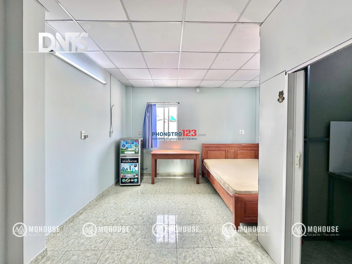 Phòng 35m2 tách bếp gần Hàng Xanh, Bình Thạnh, có thang máy, hầm xe rộng, sạch sẽ, an ninh