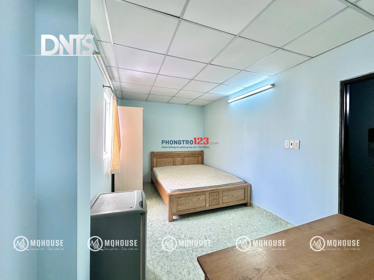 Phòng 35m2 tách bếp gần Hàng Xanh, Bình Thạnh, có thang máy, hầm xe rộng, sạch sẽ, an ninh