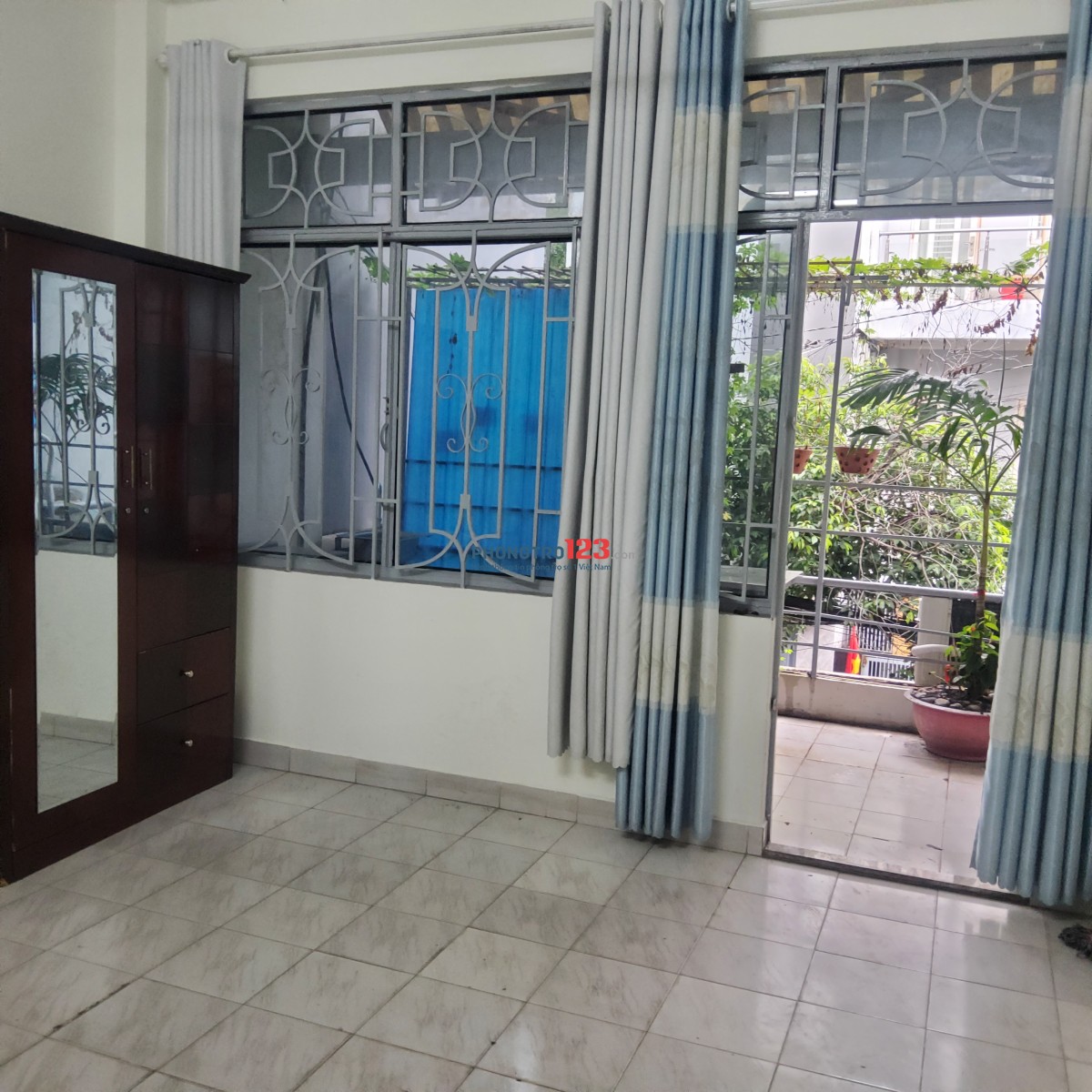 Phòng ở lầu lầu 1 có bạn công sáng sủa