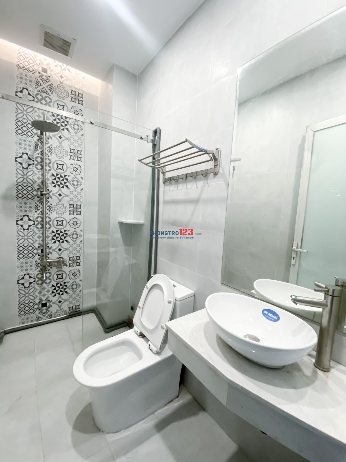 Cho thuê phòng trọ giá rẻ, đầy đủ nội thất, cửa sổ thoáng, thang máy gần ĐH Văn Lang - Quận 1