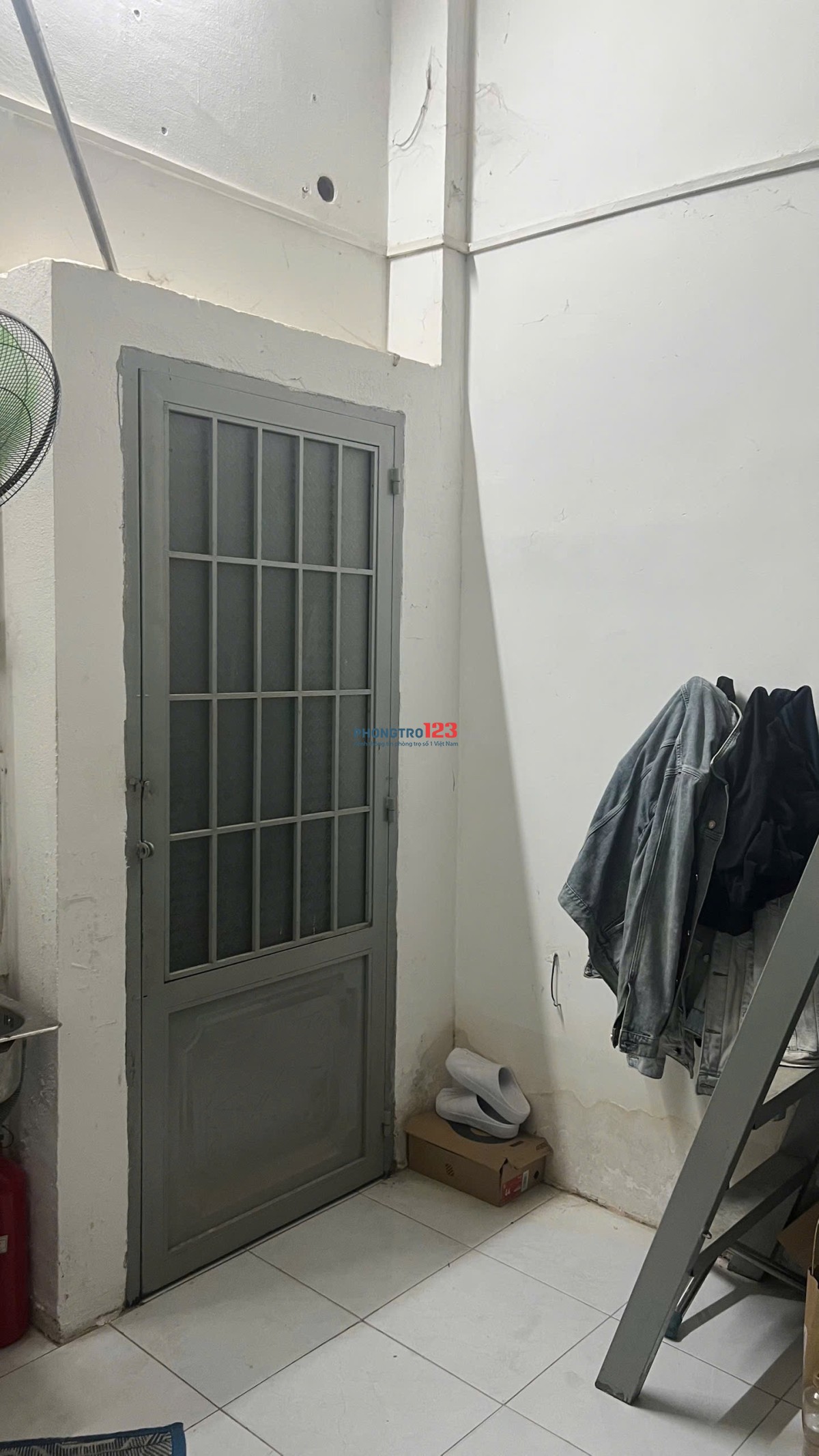 cho thuê 1/2 căn nhà phí sau có lối đi riêng , 4 phòng ngủ giá rẻ