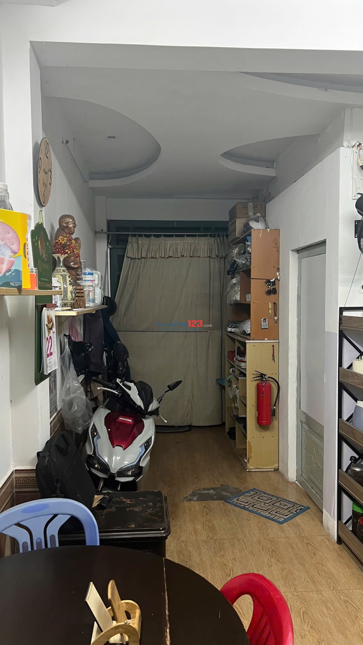cho thuê 1/2 căn nhà phí sau có lối đi riêng , 4 phòng ngủ giá rẻ