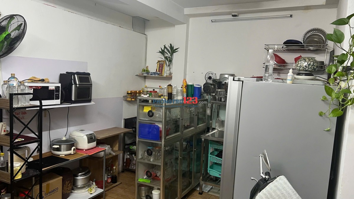 cho thuê 1/2 căn nhà phí sau có lối đi riêng , 4 phòng ngủ giá rẻ