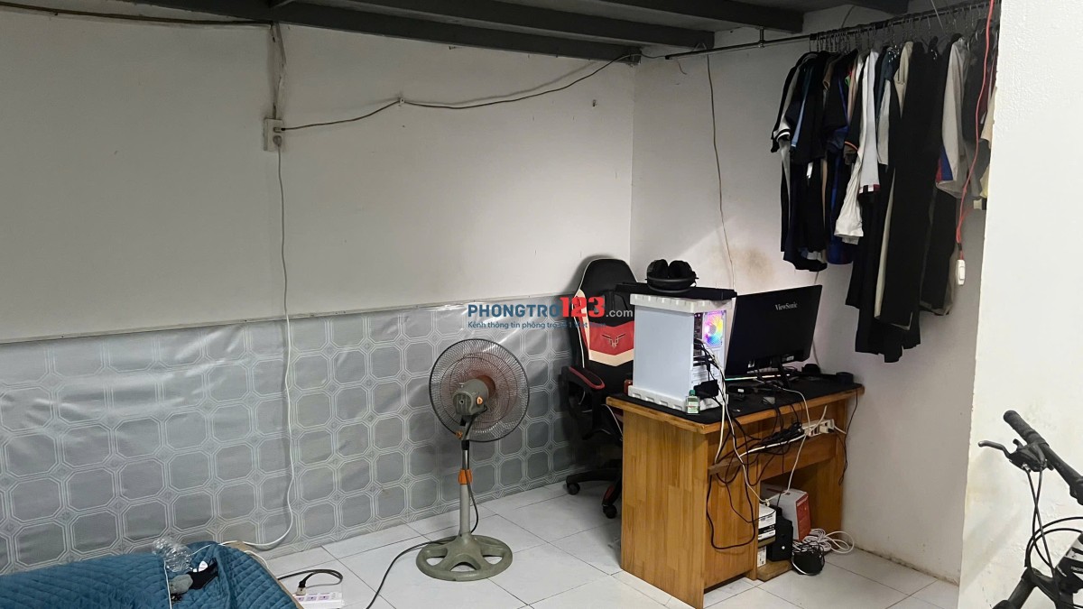 cho thuê 1/2 căn nhà phí sau có lối đi riêng , 4 phòng ngủ giá rẻ