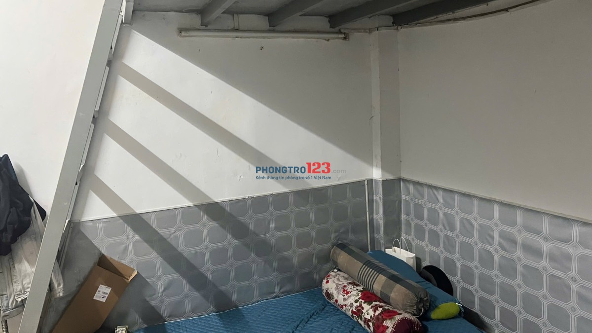 cho thuê 1/2 căn nhà phí sau có lối đi riêng , 4 phòng ngủ giá rẻ