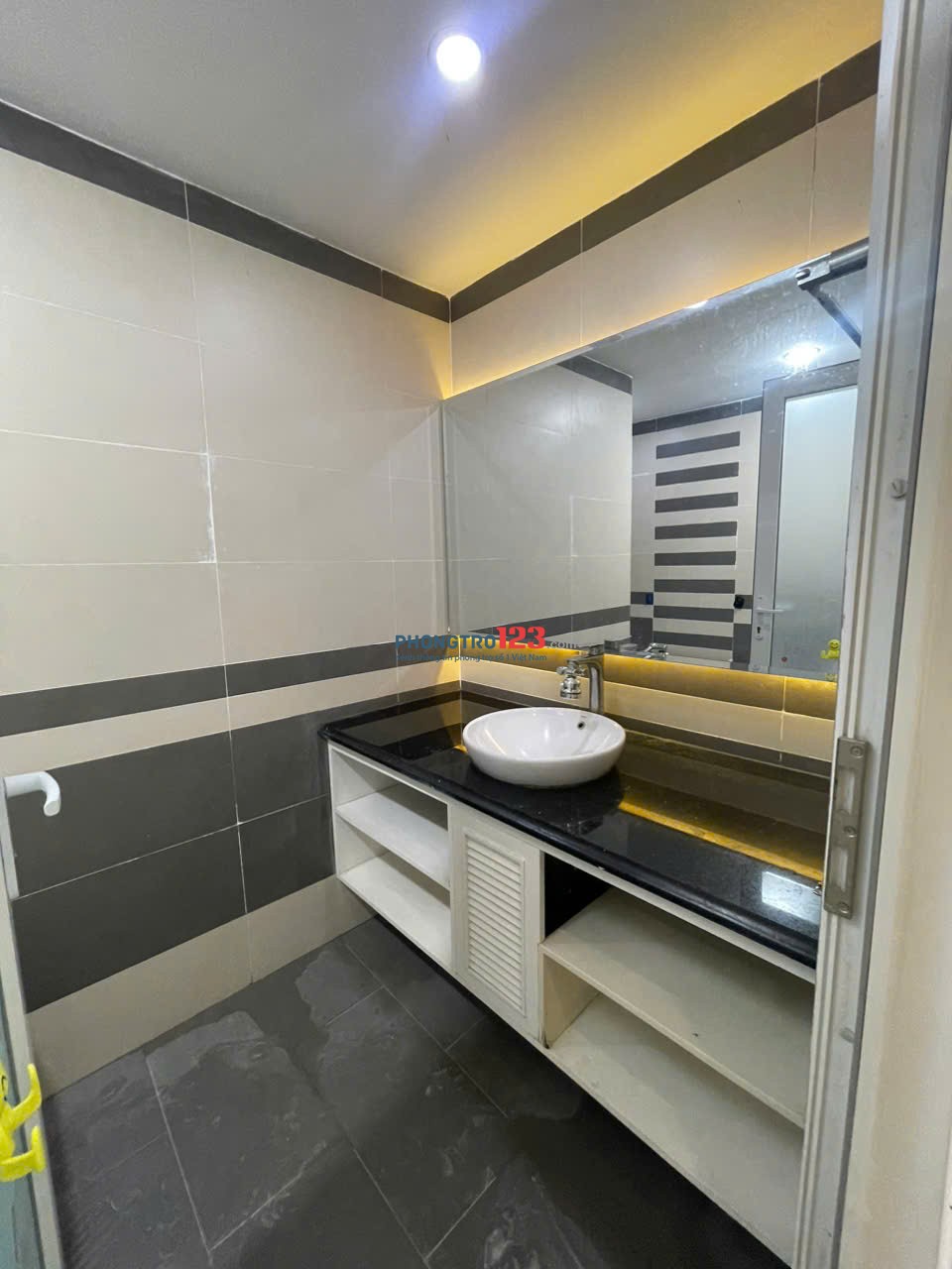 Cho thuê phòng giá rẻ trong chung cư Đức Khải