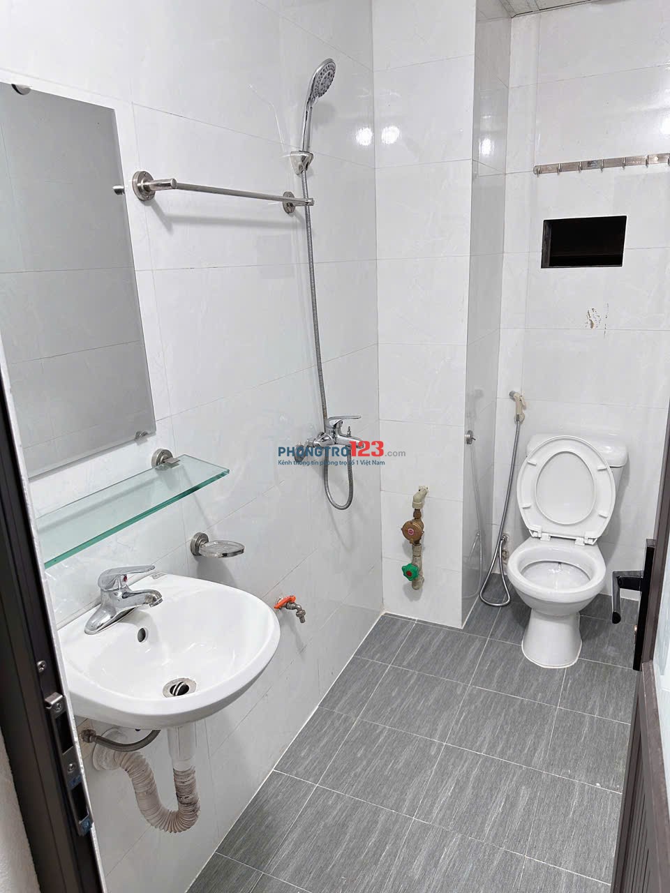 Cho thuê phòng có ban công cửa sổ tại 73 Hoàng Ngân, Quan Nhân