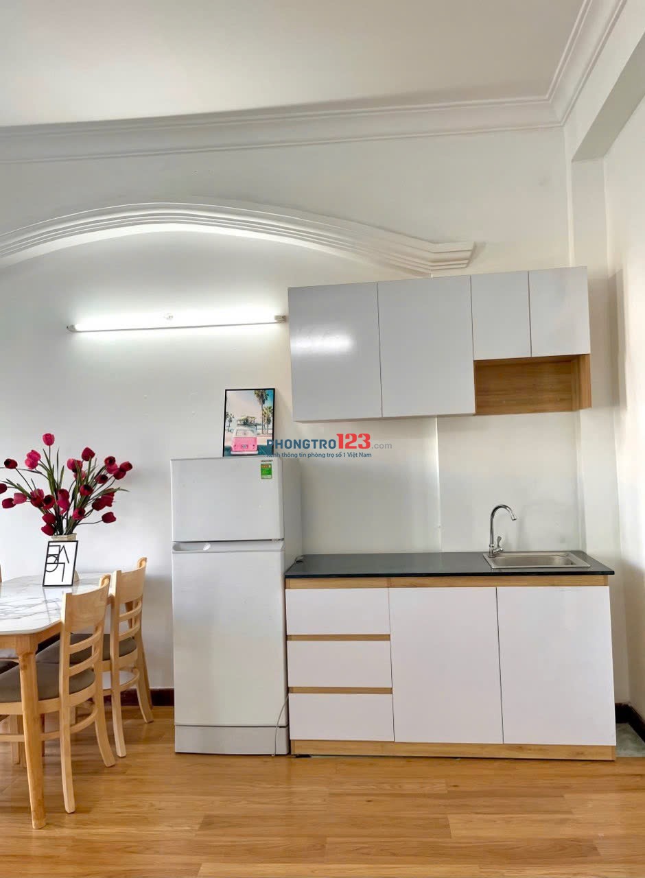 CHDV FULL NỘI THẤT, GẦN UEH, UAH, USSH, FTU2. CỬA SỔ/ BAN CÔNG ĐÓN NẮNG