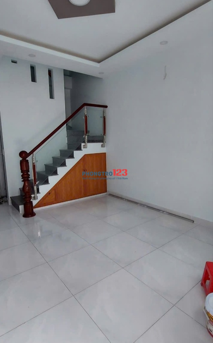 CHO THUÊ 1 PHÒNG, 1 LẦU 1 TRỆT RỘNG GẦN 50M2 - QUẬN 12 GẦN CÁC TRƯỜNG IUH, VLU, NTTU