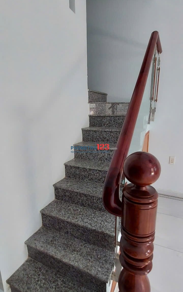 CHO THUÊ 1 PHÒNG, 1 LẦU 1 TRỆT RỘNG GẦN 50M2 - QUẬN 12 GẦN CÁC TRƯỜNG IUH, VLU, NTTU