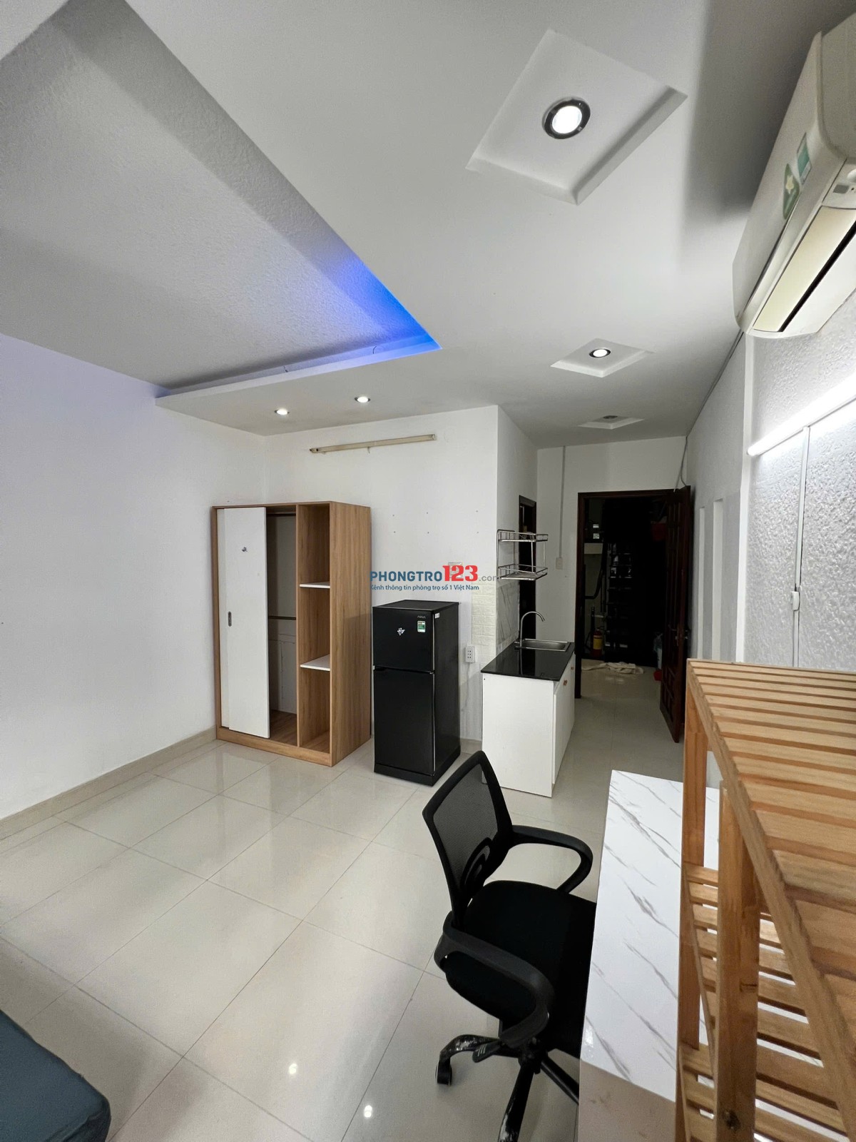 Phòng rộng 35m2. Ban công cửa sổ ngay gần đại học Ngoại Thương, UEF, Hồng Bàng, GTVT, Hutech