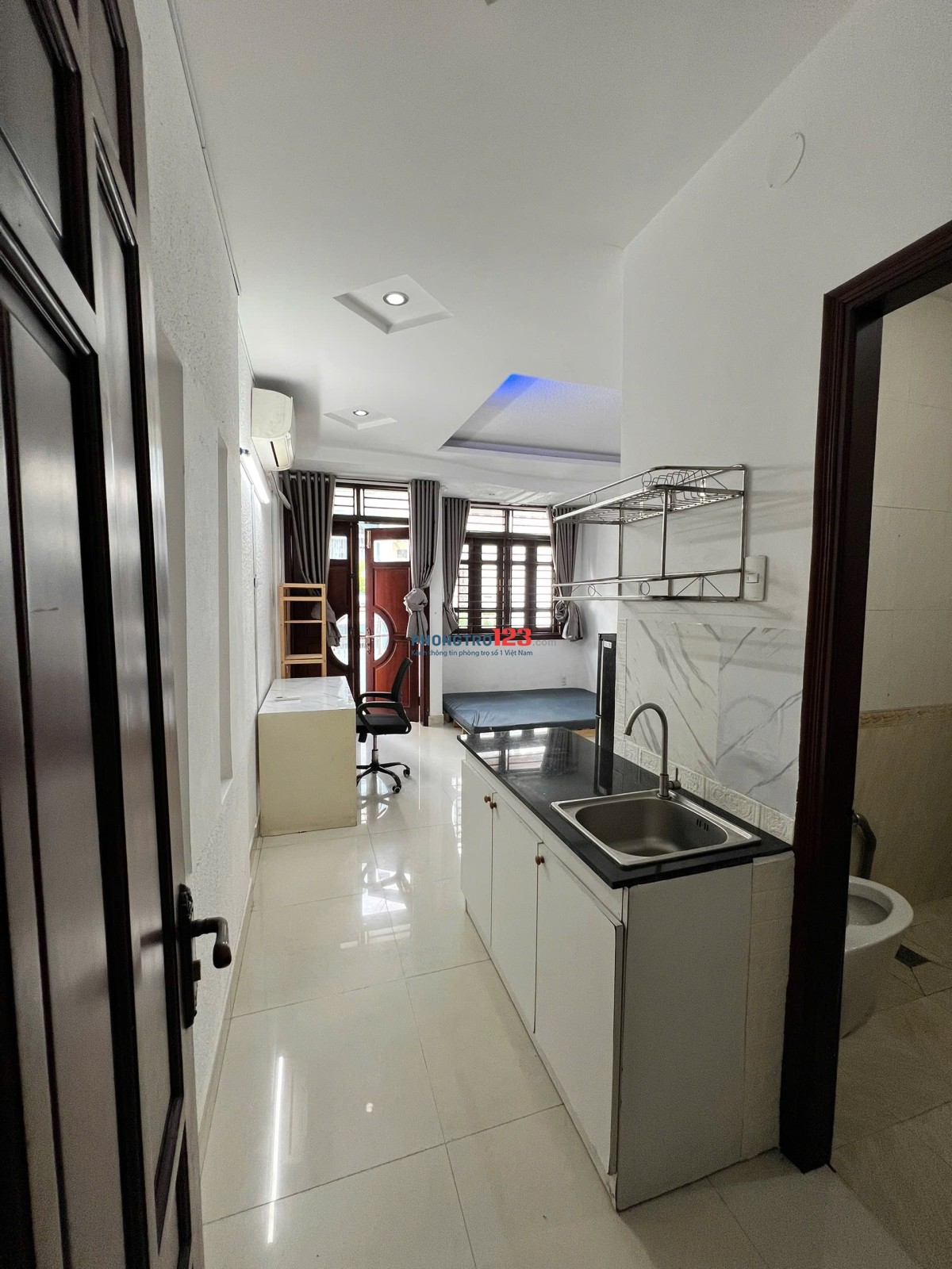 Phòng rộng 35m2. Ban công cửa sổ ngay gần đại học Ngoại Thương, UEF, Hồng Bàng, GTVT, Hutech