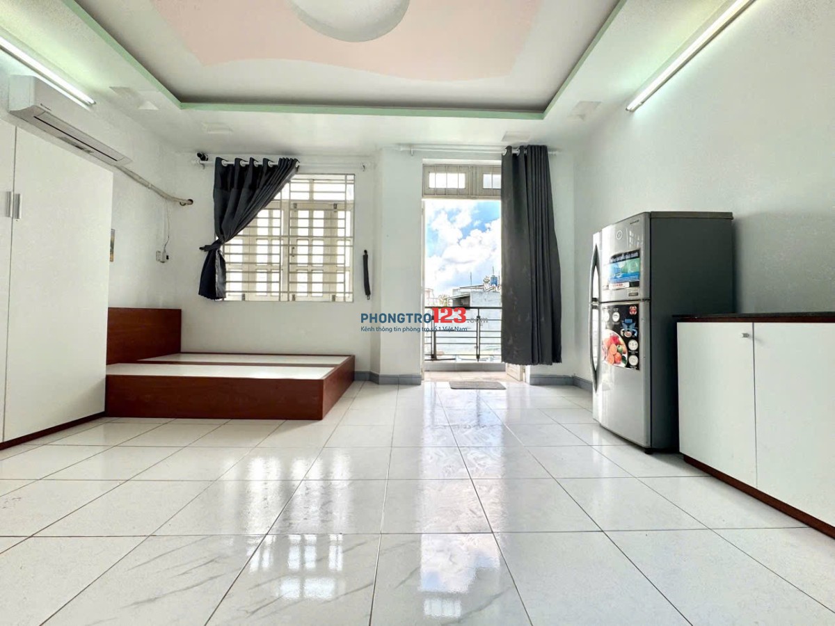 Phòng ban công full nội thất giá sinh viên