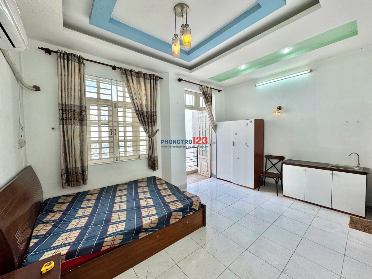 Phòng ban công full nội thất giá sinh viên