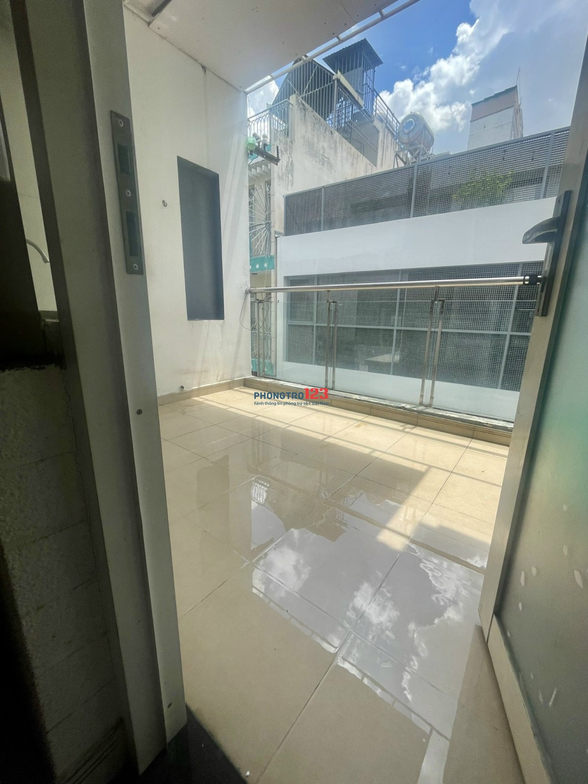 CHO THUÊ PHÒNG STUDIO BAN CÔNG RỘNG .DT 30M2. TRẦN HƯNG ĐẠO QUẬN1. GIÁ 5,5TR