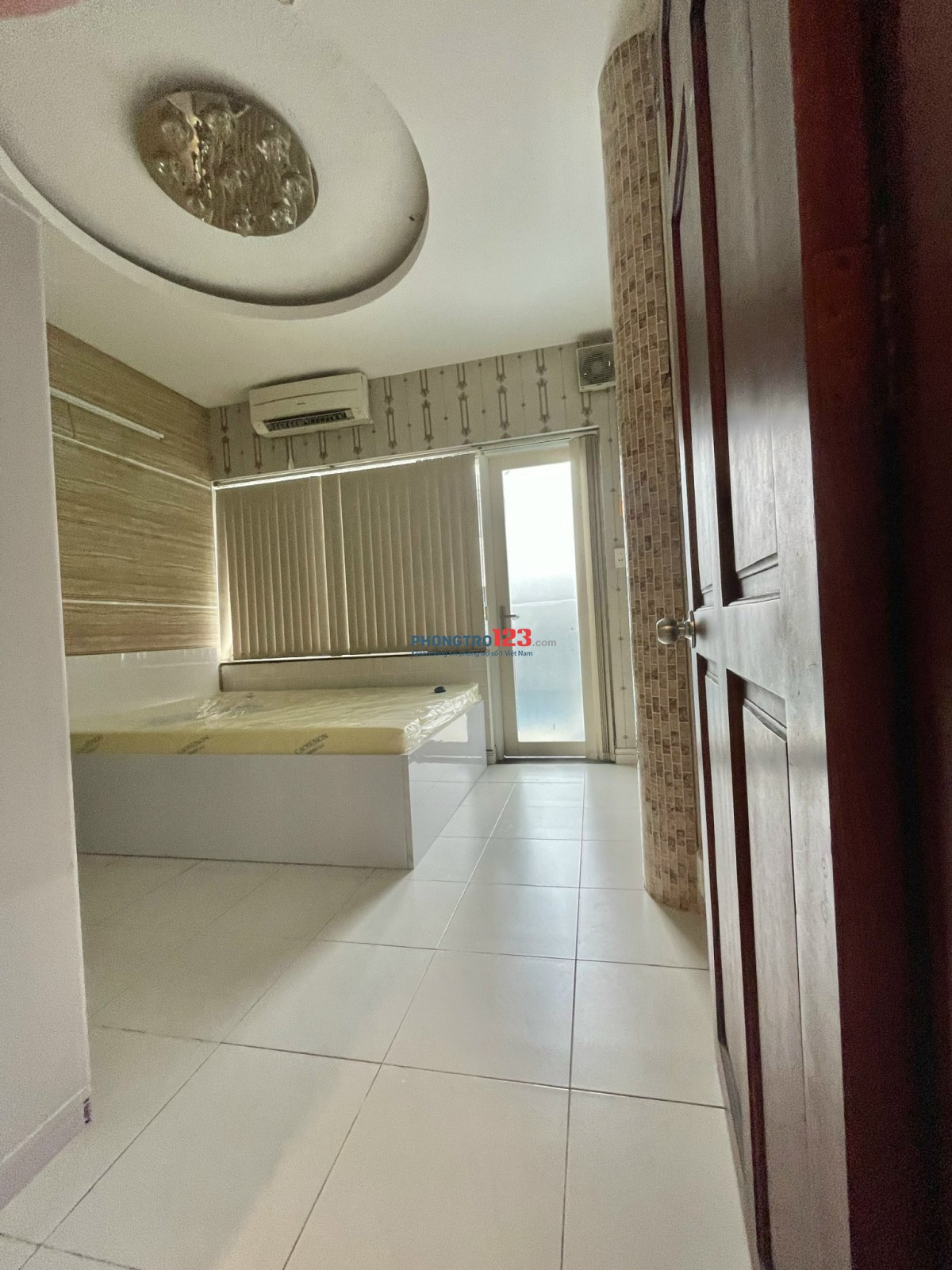 CHO THUÊ PHÒNG STUDIO BAN CÔNG RỘNG .DT 30M2. TRẦN HƯNG ĐẠO QUẬN1. GIÁ 5,5TR
