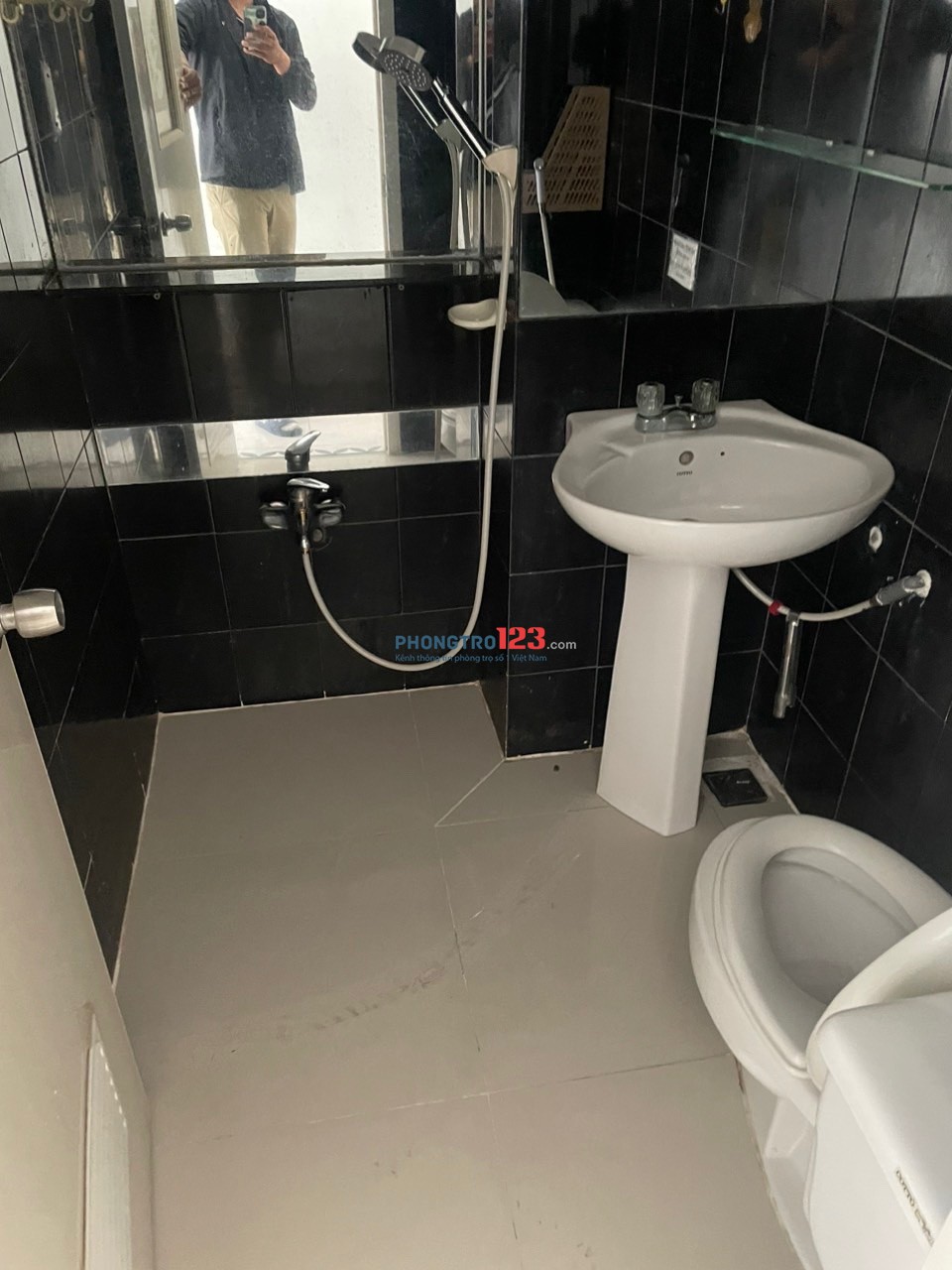CHO THUÊ PHÒNG STUDIO BAN CÔNG RỘNG .DT 30M2. TRẦN HƯNG ĐẠO QUẬN1. GIÁ 5,5TR
