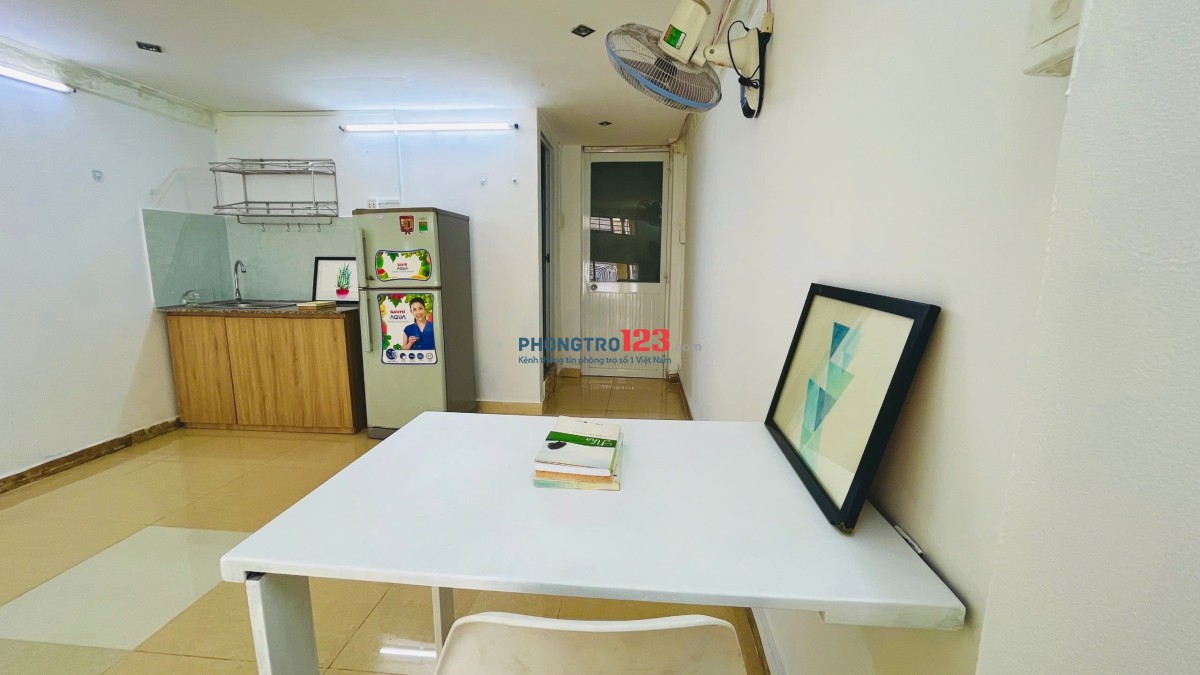 Cho thuê phòng 30m2 full nội thất – gần Etown Cộng Hòa, chợ Hoàng Hoa Thám – Tân Bình