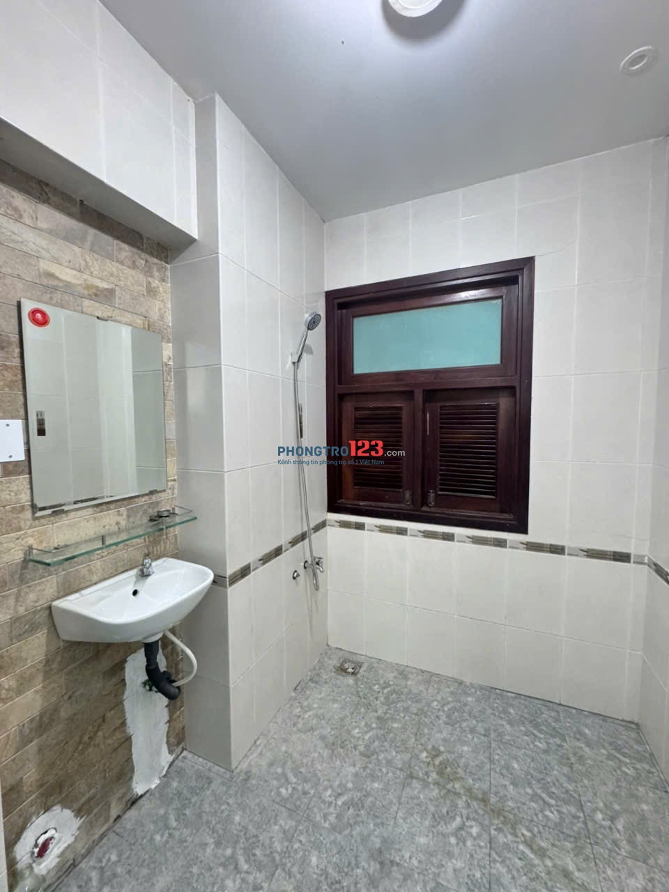 Cho thuê căn hộ dịch vụ Studio ban công – gần sân bay Tân Sơn Nhất, Etown, chợ Hoàng Hoa Thám
