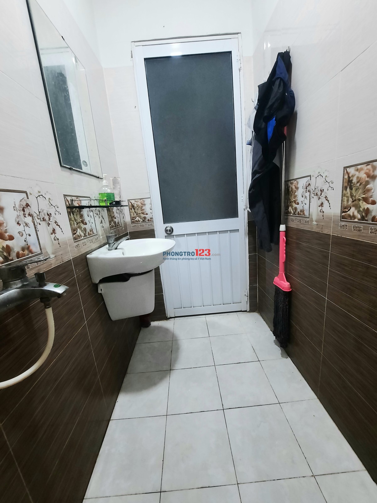 Phòng trọ - Đường Tô Hiệu, Quận Tân Phú - Nội thất đầy đủ, có cửa sổ