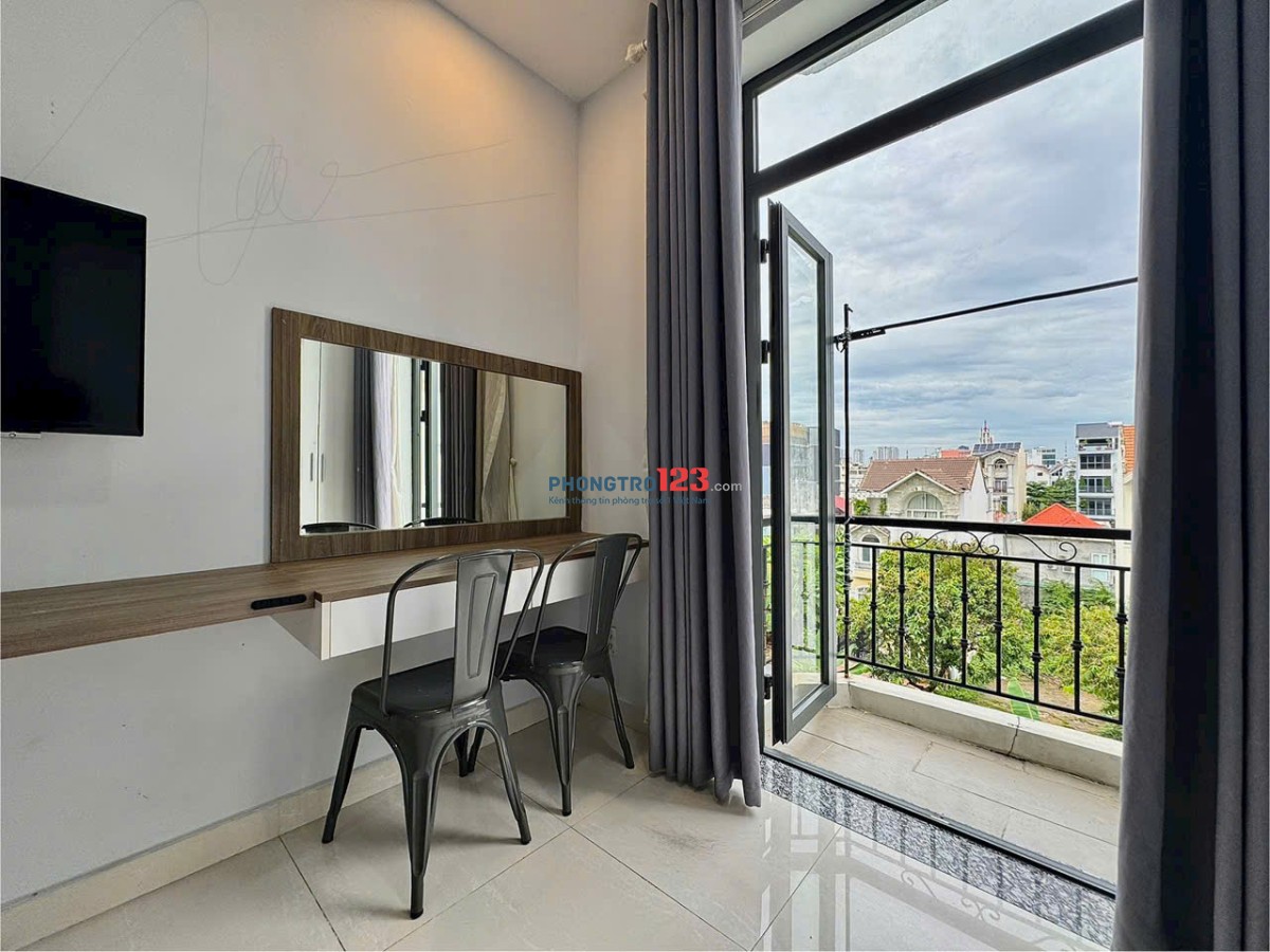 Căn hộ đầy đủ tiện nghi, ban công lớn, view Landmark cực thoáng
