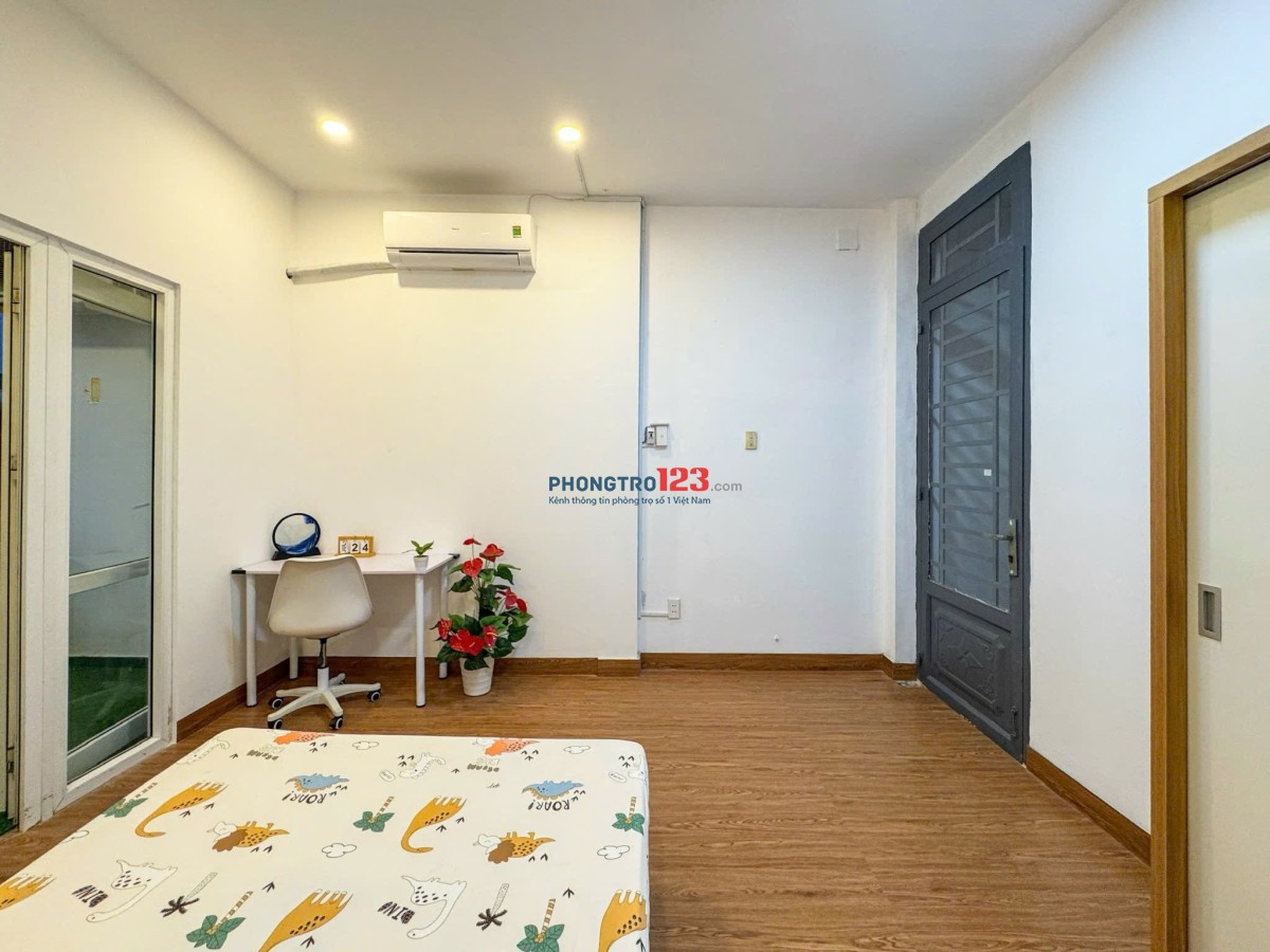 Sát ĐH Văn Lang Cho Thuê Phòng Ban công siêu thoáng, Full Nội Thất ở được 3 - 4 người vô tư