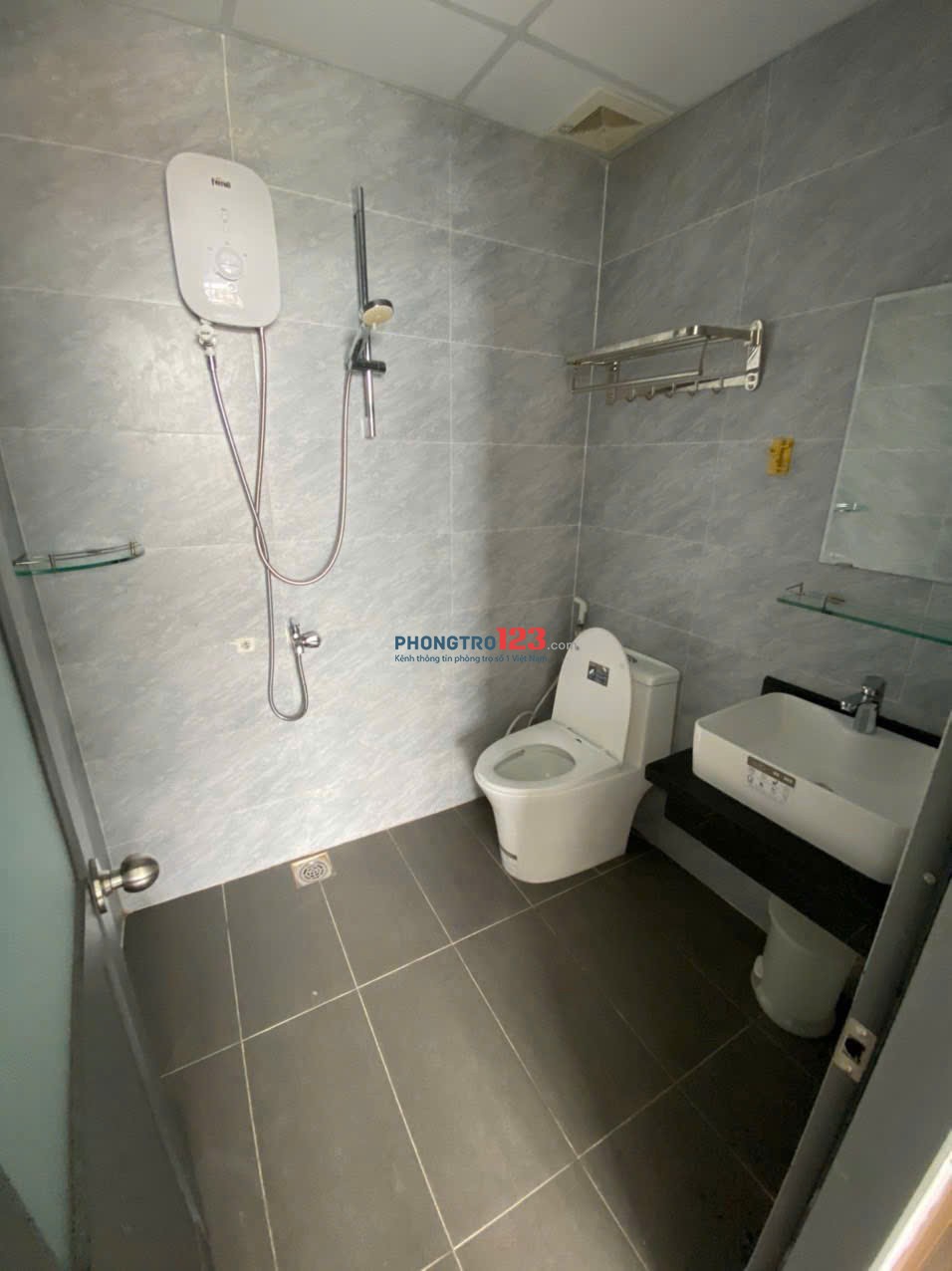 CHO THUÊ PHÒNG 34m2 CỬA SỔ BAN CÔNG THOÁNG MÁT ĐÓN NẮNG Ở BÌNH THẠNH NGAY ĐH HUTECH,HỒNG BÀNG,UEF