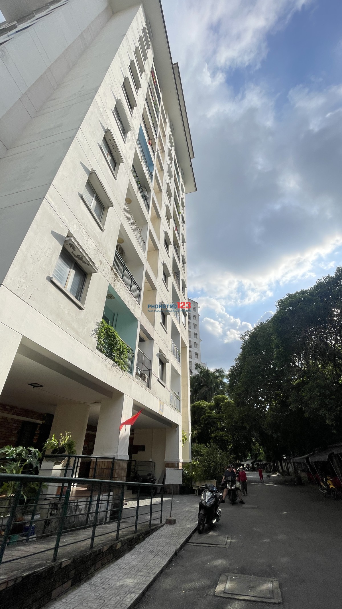 Căn hộ lầu 1 chung cư 312 Lạc Long Quân