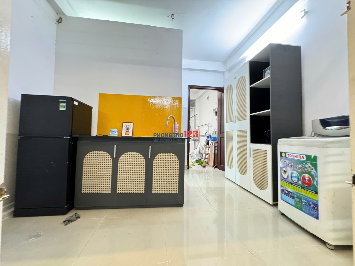 Cho thuê phòng CHÍNH CHỦ có gác trường đại học Huflit quận 10 - 35m2 - ban công full nội thất