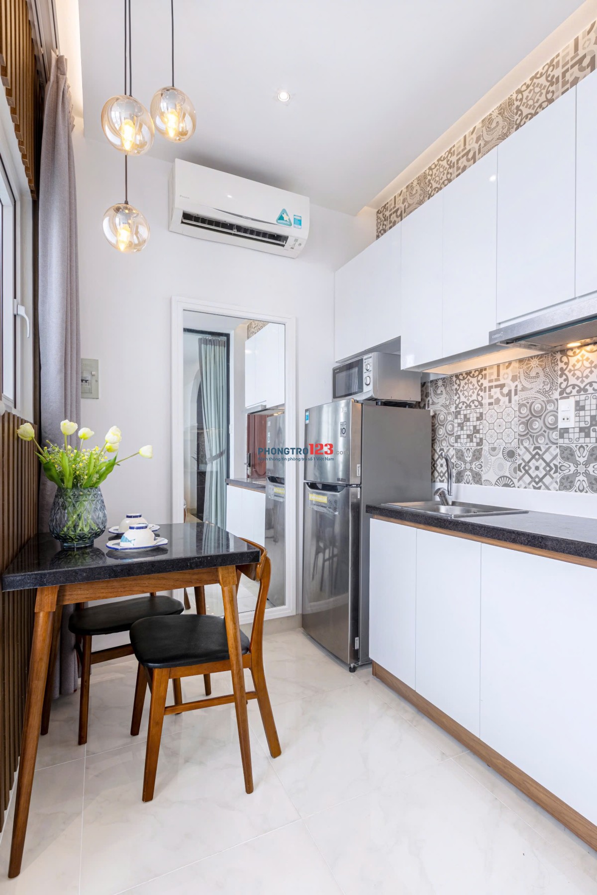 Nhanh tay!! CHDV Cao Cấp Gần Sân Bay - Dạng Studio/1 Phòng Ngủ Ban Công Sáng - Full Nội Thất