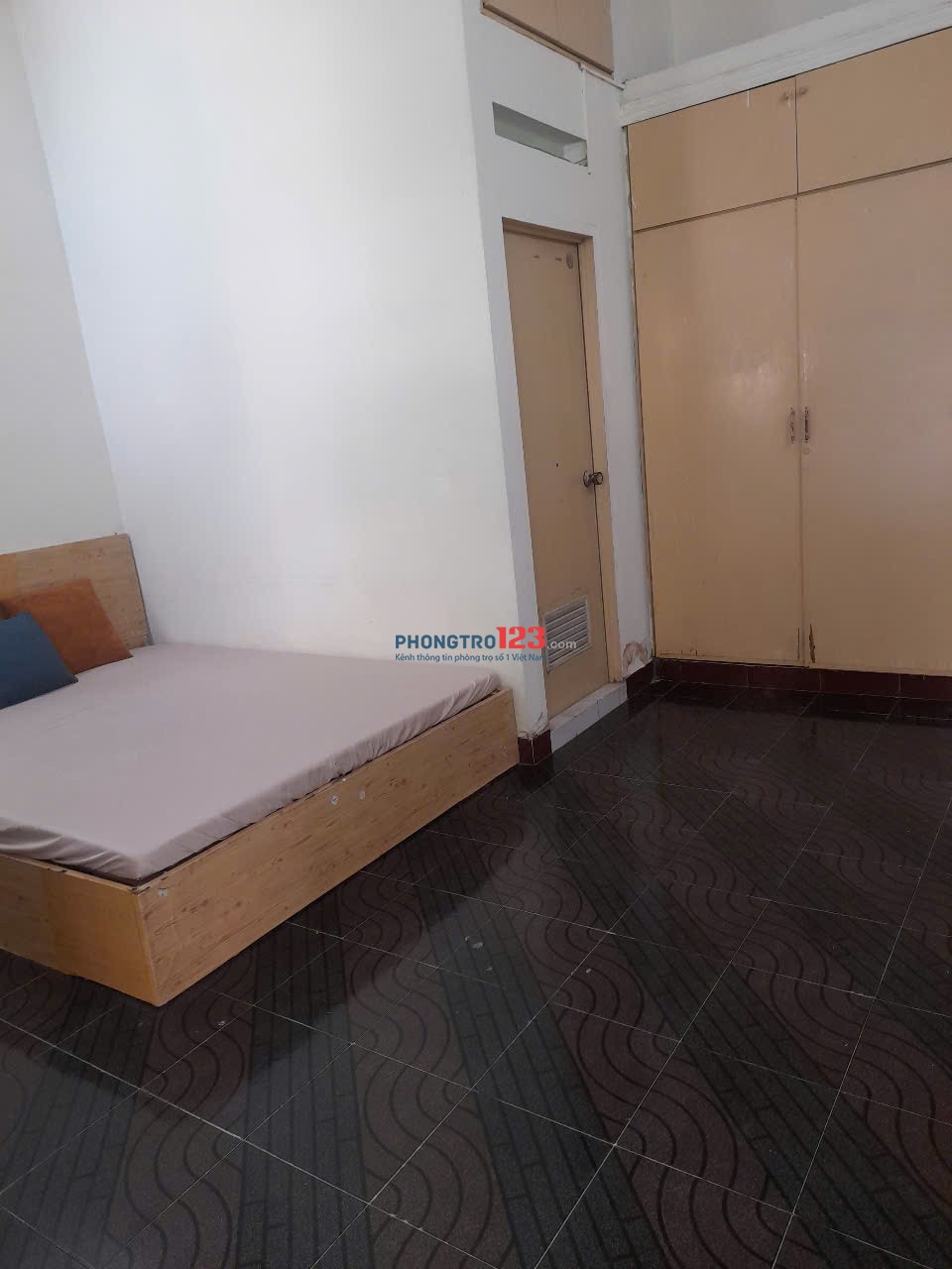 Phòng lầu 1 ban công quận 10, ful đồ, giá 4,5 tr/th