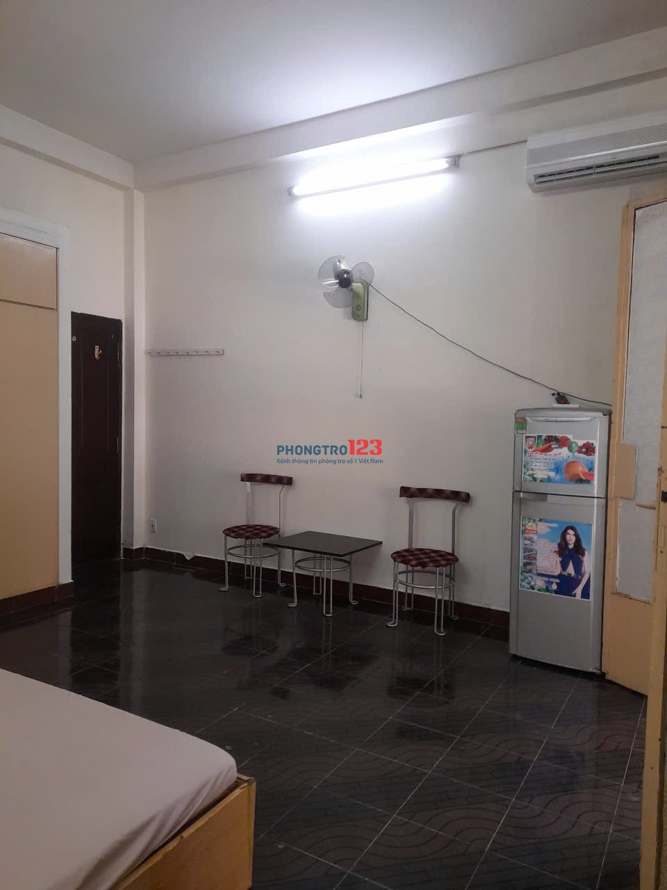 Phòng lầu 1 ban công quận 10, ful đồ, giá 4,5 tr/th