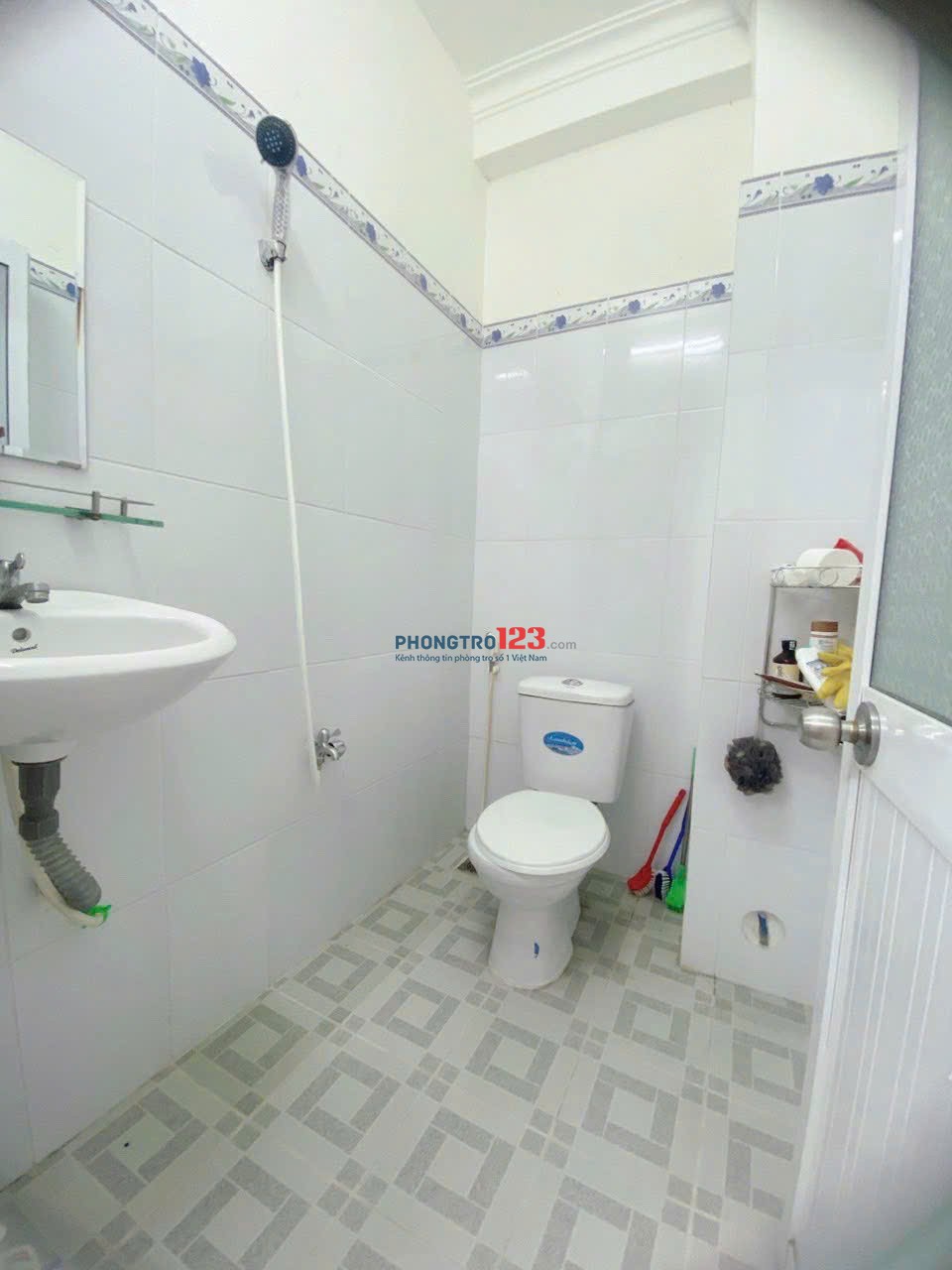 Phòng đẹp có bancon đủ nội thất ngay Sân bay Tân Sơn Nhất, 43 Hậu Giang Q. Tân Bình.