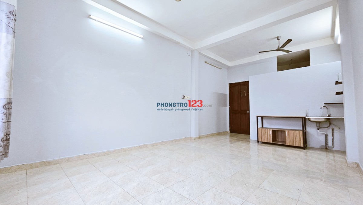 30/09 trống, phòng gần 40m2, sẵn máy lạnh, kệ bếp, NG.Gia Trí nối dài !