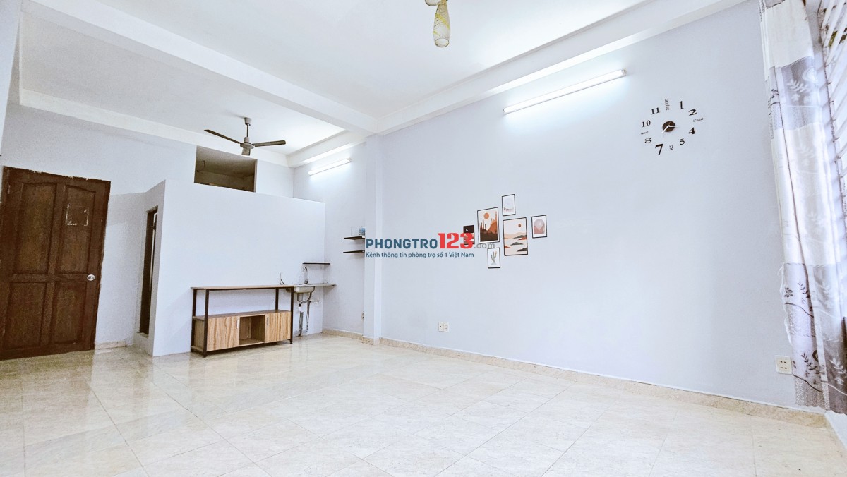 30/09 trống, phòng gần 40m2, sẵn máy lạnh, kệ bếp, NG.Gia Trí nối dài !
