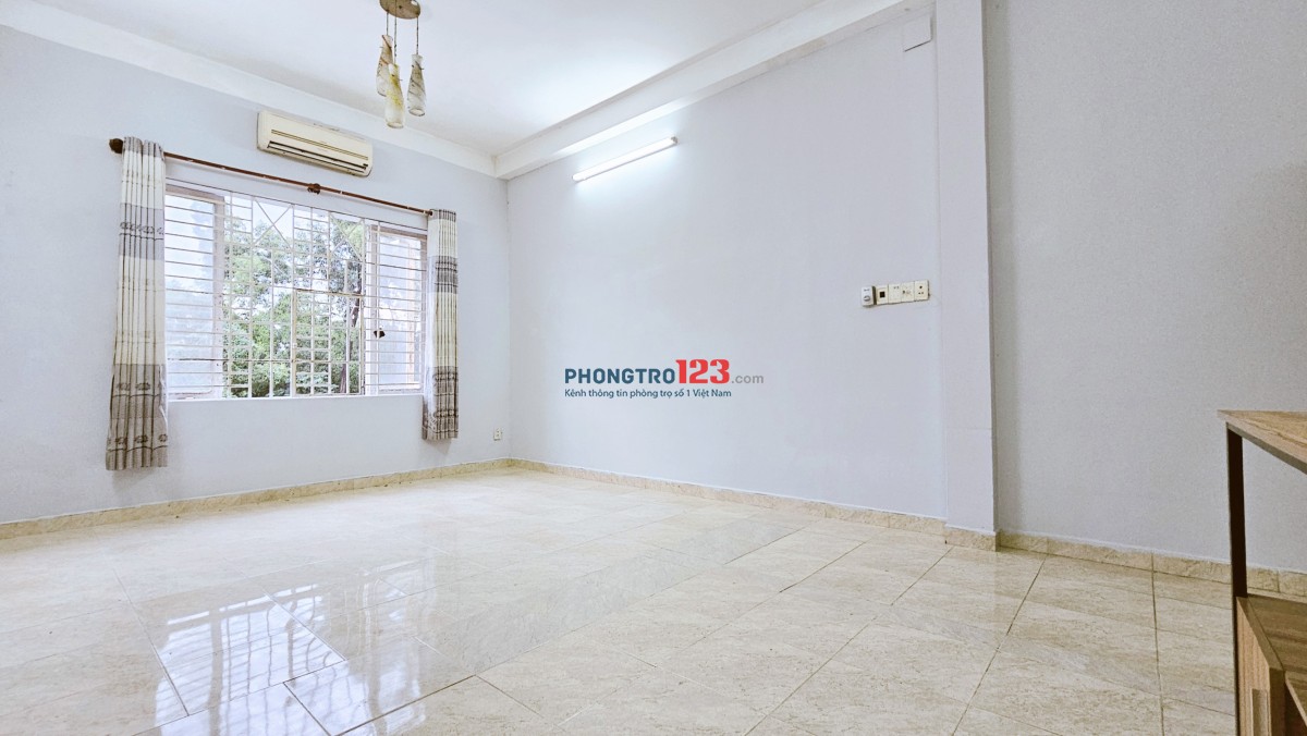 30/09 trống, phòng gần 40m2, sẵn máy lạnh, kệ bếp, NG.Gia Trí nối dài !