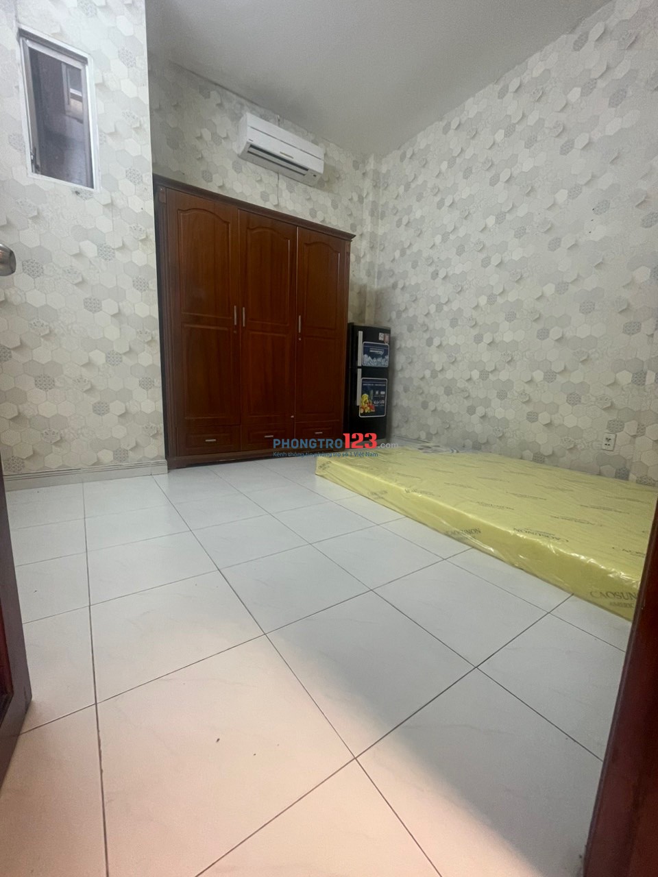 CẦN PASS LẠI PHÒNG NGAY TRẦN HƯNG ĐẠO QUẬN 1 20M2 CÓ NỘI THẤT . GIÁ 3.5TR