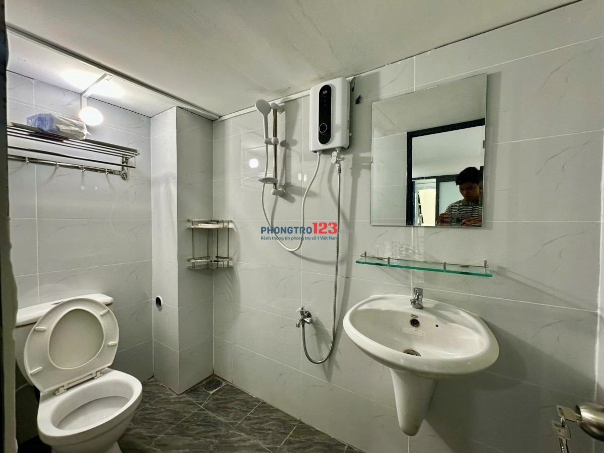 CHO THUÊ PHÒNG 1 PHÒNG NGỦ TÁCH BẾP CỬA SỔ LỚN Ở PHÚ NHUẬN GIÁP QUẬN 1, QUẬN3 - LH: 0334998413