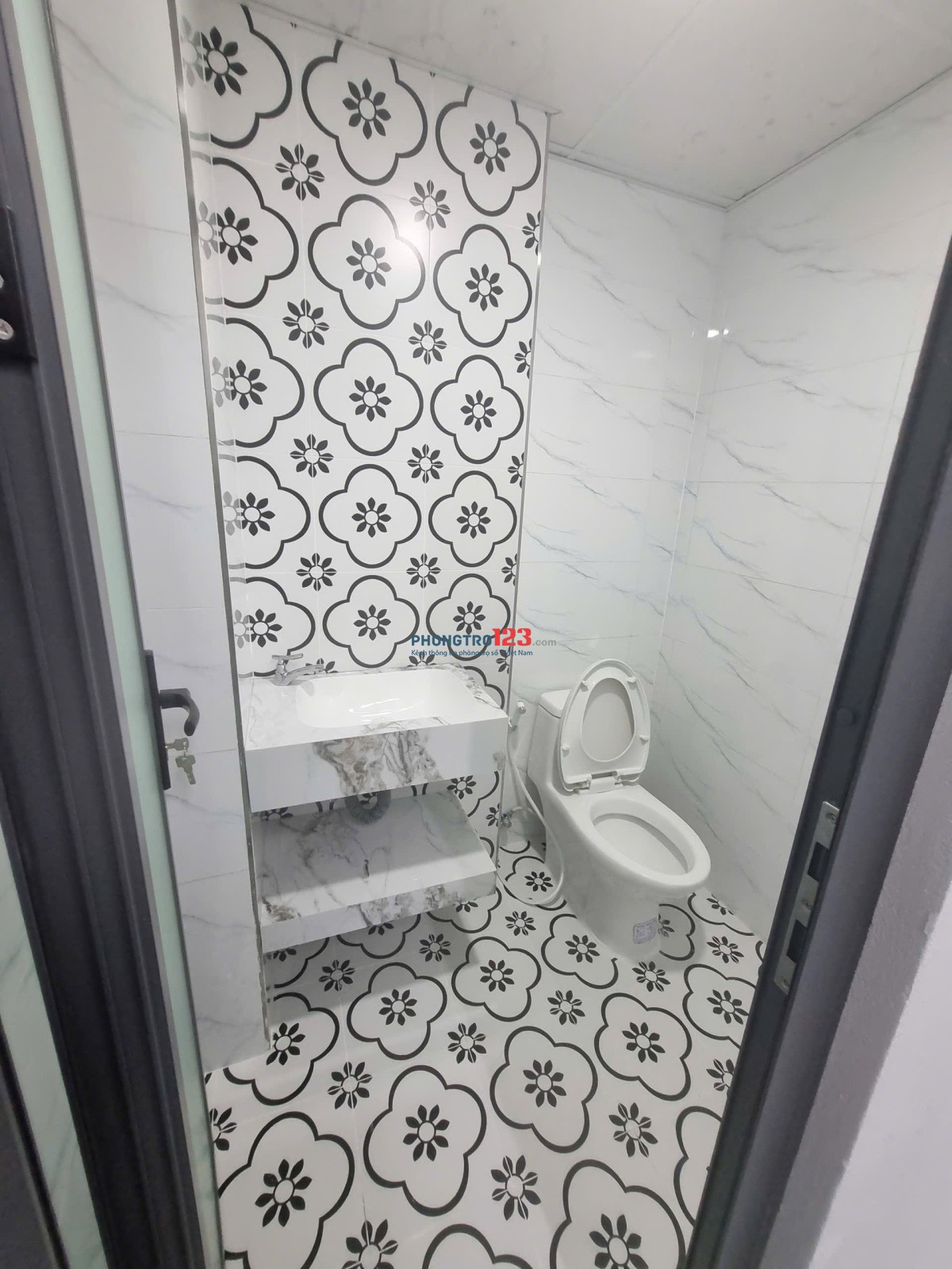 Cho thuê ký túc xá tiện nghi gần trường ĐH Kinh tế Luật , giá 1,7 triệu/người/tháng, phòng 4 giường.
