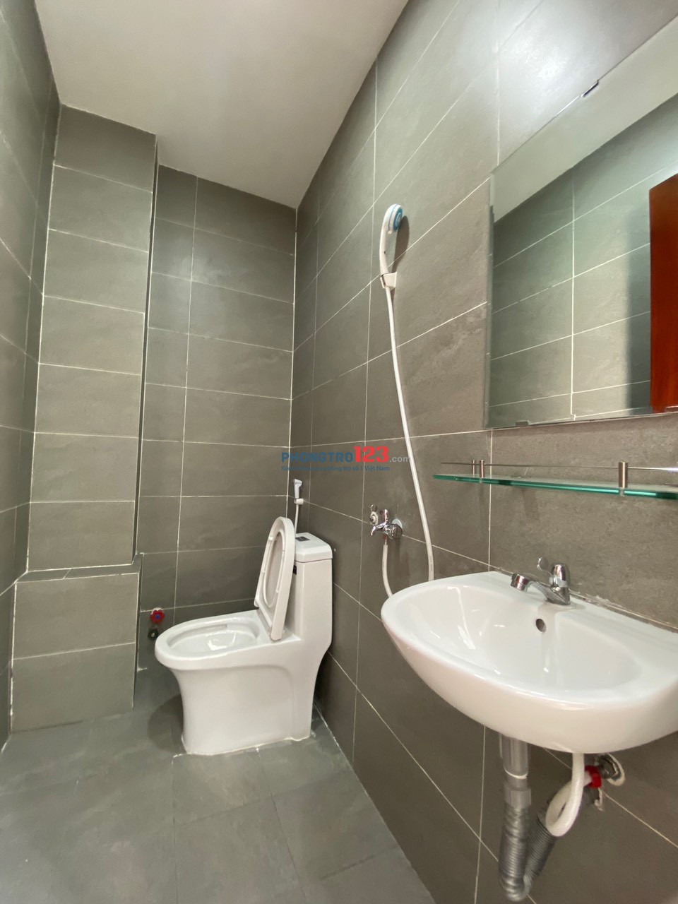 Phòng 35m2 cửa sổ to - tiện đi VHU . HUIT , HVHK