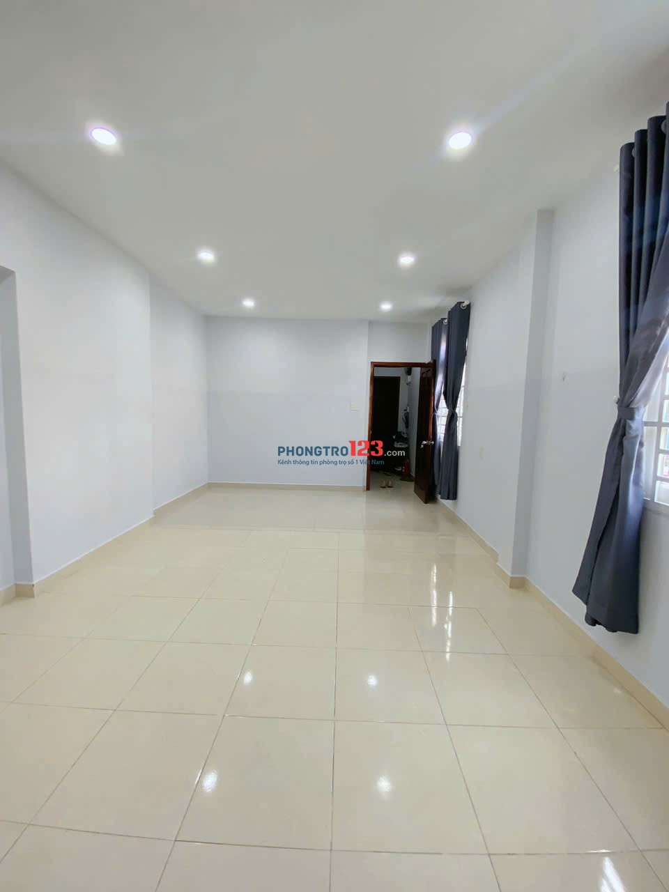 Phòng 35m2 cửa sổ to - tiện đi VHU . HUIT , HVHK