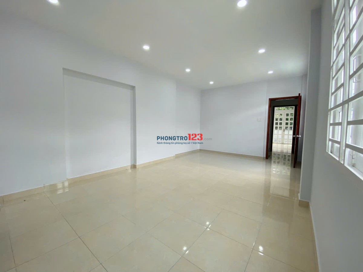 Phòng 35m2 cửa sổ to - tiện đi VHU . HUIT , HVHK